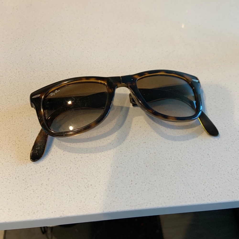 Folding Ray-Ban Classic Tortoise Sunglasses